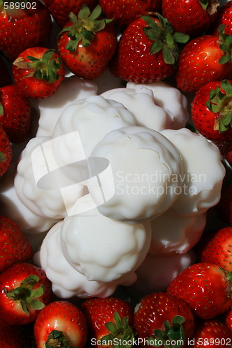 Image of Strawberries with Marshmellow Cookies