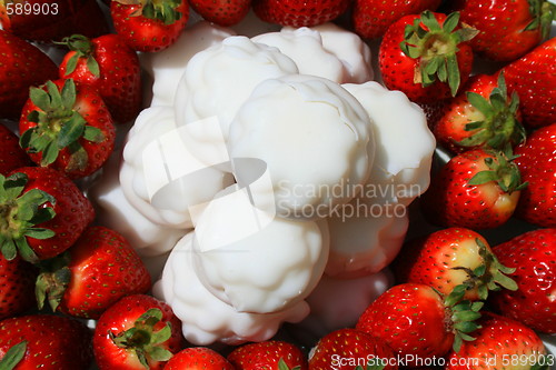 Image of Strawberries with Marshmellow Cookies