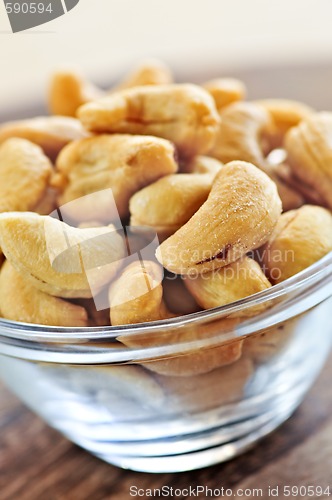 Image of Cashew nuts in glass bowl