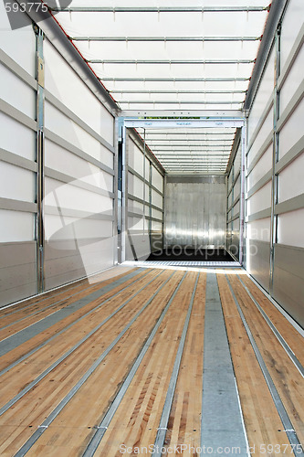 Image of Empty trailer vertical