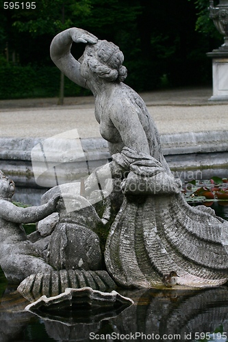 Image of Statue in fountain