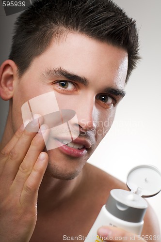 Image of Applying creme