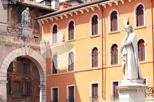 Image of statue of Dante Alighieri in Verona