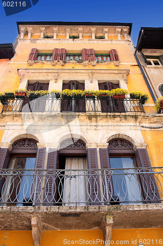 Image of facade in Piazza delle Erbe in Verona