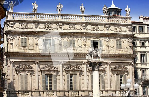 Image of Leon Alado Piazza delle Erbe in Verona