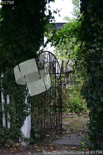 Image of gate on backside the page of huset