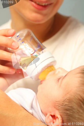 Image of child eats from bottle