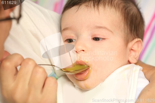 Image of small child eats