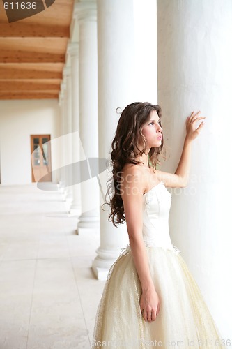 Image of bride near pillars