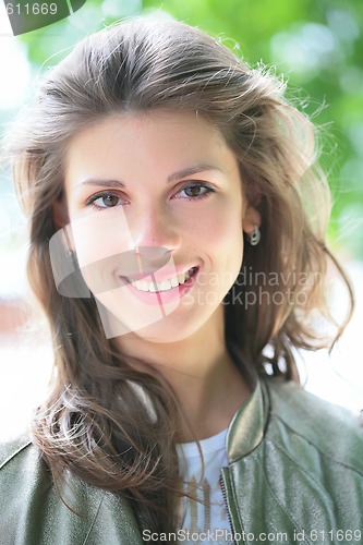 Image of smiling girls with brown eye