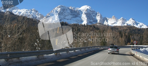 Image of road to mountains