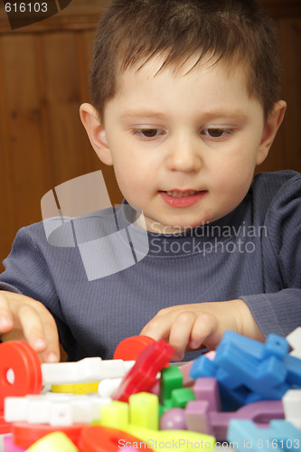 Image of Kid playing with meccano
