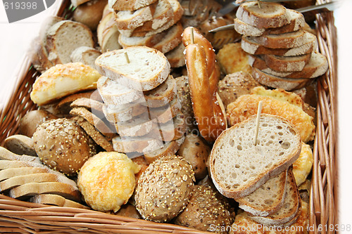 Image of Ein großer Brotkorb mit vielen Brotsorten