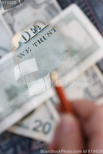 Image of The back side of the banknote is under a magnifying glass