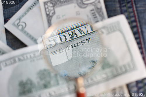 Image of The back side of the banknote is under a magnifying glass