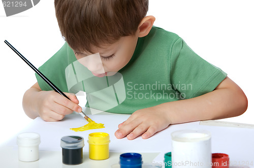 Image of boy draws paints