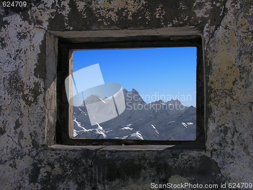 Image of Kind on mountains from a window