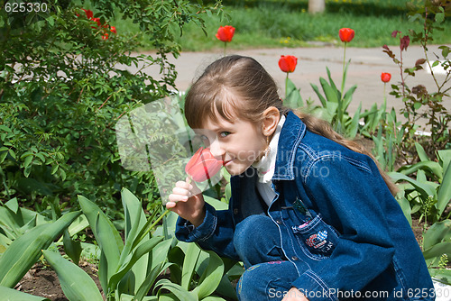 Image of The girl with tulips