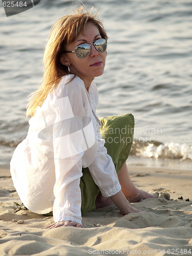 Image of Lady on shore 