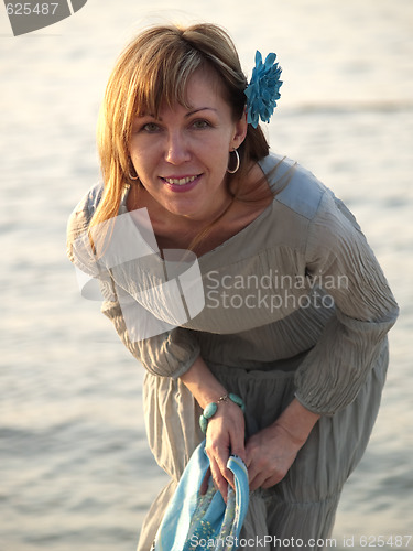 Image of Lady on shore 