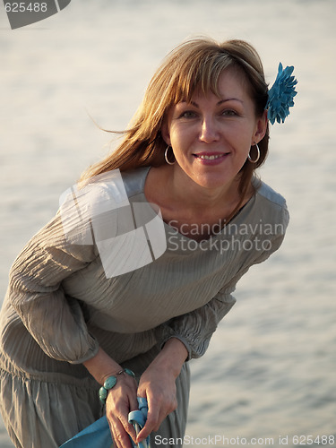 Image of Lady on shore 