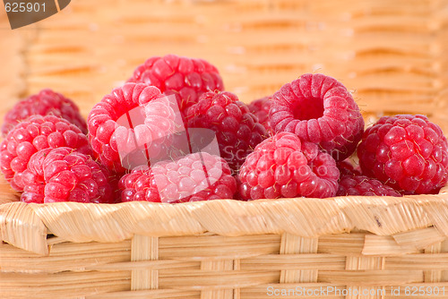 Image of Bast-basket with a raspberry