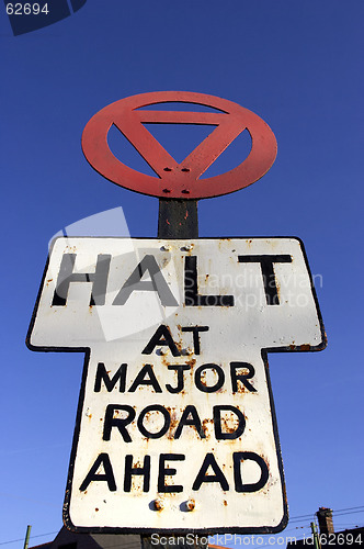 Image of Halt at major road sign