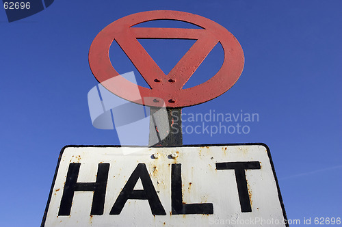 Image of Halt at major road sign