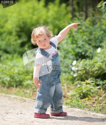 Image of little girl indicates hand