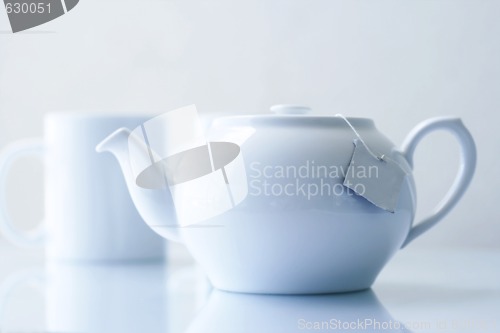 Image of Tea pot and mugs.