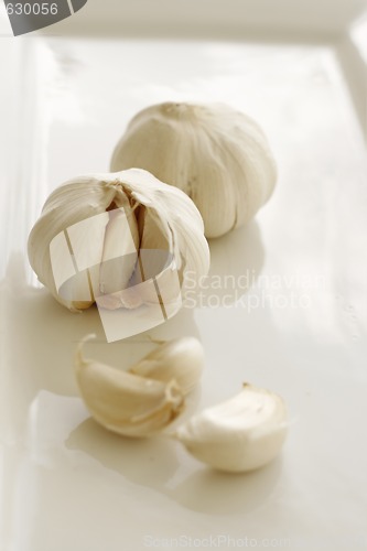 Image of Garlic on a white plate.