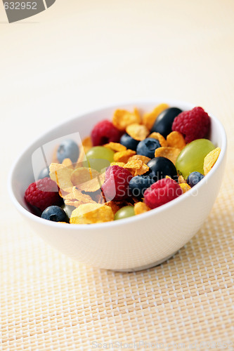 Image of corn flakes with fruits