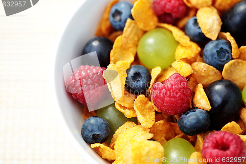 Image of corn flakes with fruits