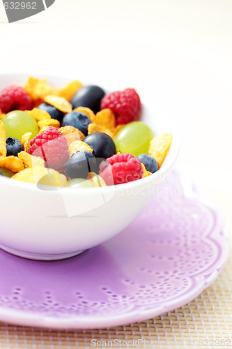 Image of corn flakes with fruits