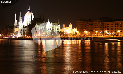 Image of Hungarian Parliament by night