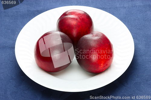 Image of plate full of fresh and sweet peaches