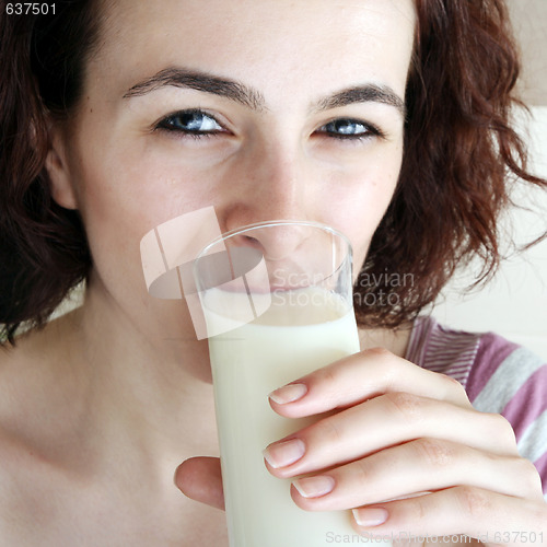 Image of Young people eating milk with cereals