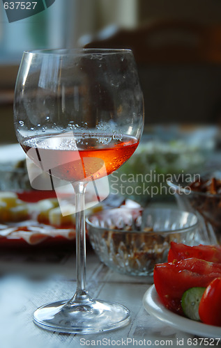 Image of Wineglass with highlighted rose wine