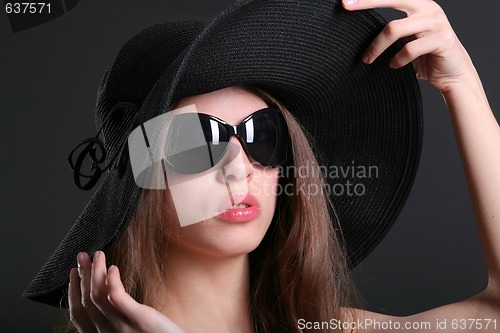 Image of lady in black hat