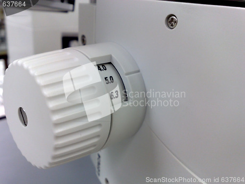 Image of Adjust wheel of the microscope