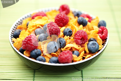 Image of corn flakes with berry fruits