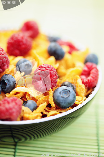 Image of corn flakes with berry fruits