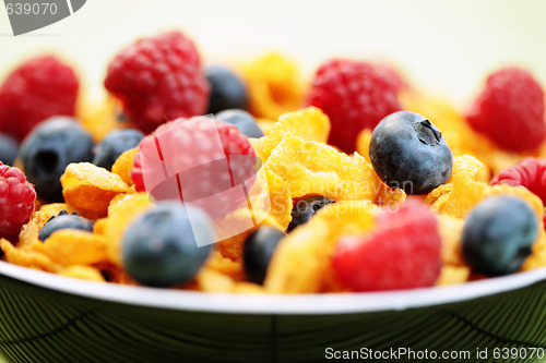 Image of corn flakes with berry fruits