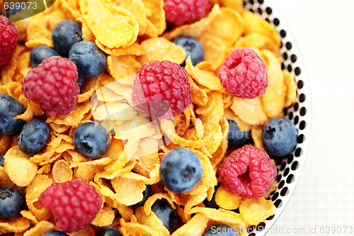 Image of corn flakes with berry fruits