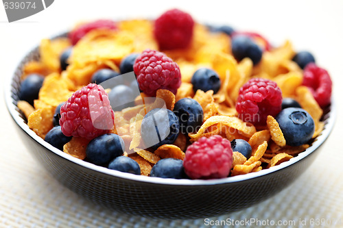 Image of corn flakes with berry fruits