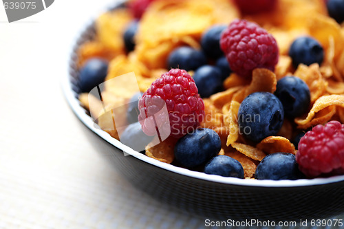 Image of corn flakes with berry fruits