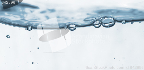 Image of wave and bubbles 