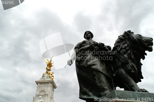 Image of Statues outside Buckingham Palace
