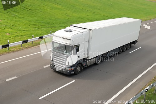 Image of white lorry with trailer (upper view)