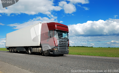 Image of claret lorry with white trailer